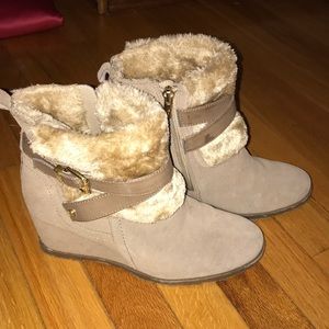 Size 8 Marc Fisher winter suede wedges!